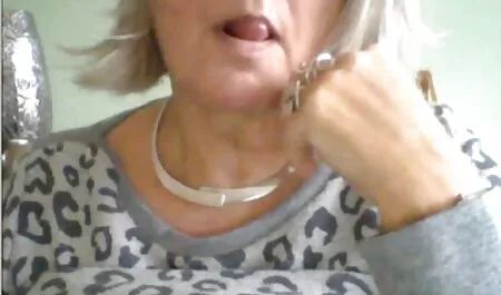 Tóc đỏ dễ thương cọ xát rung của cô, cô gái. trò chơi sex nhật