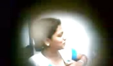 Một châu Á nhốt trò chơi sex nhật tôi trong một cái lồng.