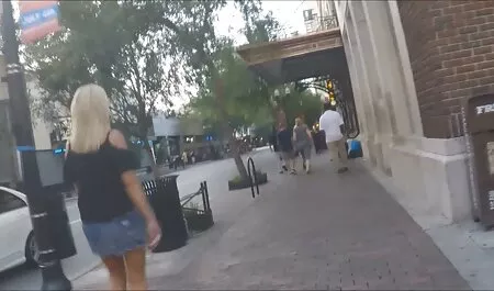 Cô gái tóc vàng đặt một sô cô sex game nhật la Gà trong miệng