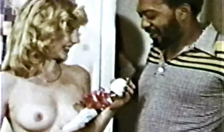 Một nóng đóng đồ trước gương game sex nhật