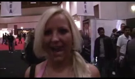 Con phim sex game so nhat ban cáo bị đánh đập trên ghế dài và trên sàn nhà.